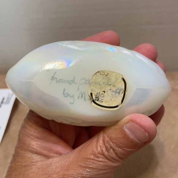 Fenton 5th anniversary white opalescent hand painted and signed glass swan - Picture 6 of 9